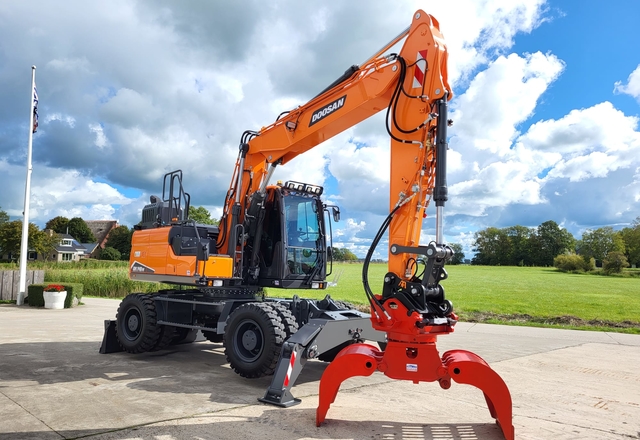 Gebruikte grijper gekoppeld aan een grondverzetmachine van Doosan