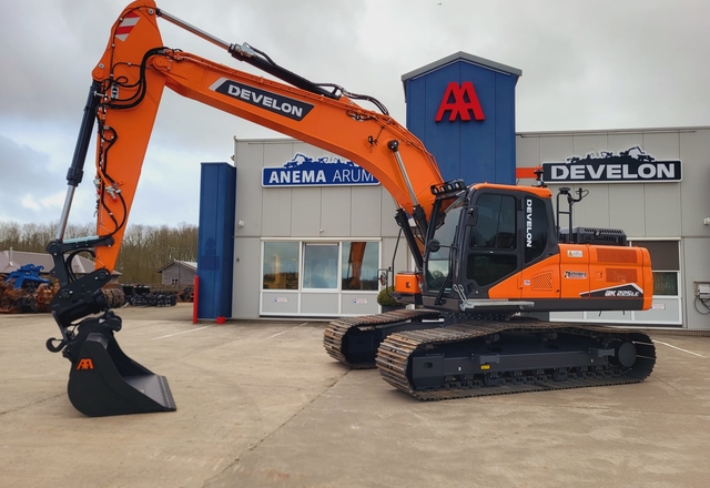 De Develon DC225LC-graafmachine voor het Anema Arum-gebouw